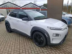 Chalk white / phantom black ro Gebraucht 2021 Hyundai Kona Style SUV | 27.890 € (Teuer)