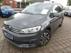 Delfingrau metallic Gebraucht 2022 VW Touran Active Van / Kleinbus | 31.990 € (Etwas zu teuer)
