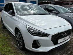 Weiß Gebraucht 2017 Hyundai i30 Intro Edition Limousine | 12.900 € (Fairer Preis)