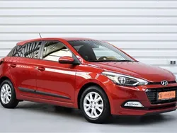 Rot Gebraucht 2016 Hyundai i20 Passion Plus Limousine | 12.990 € (Etwas zu teuer)
