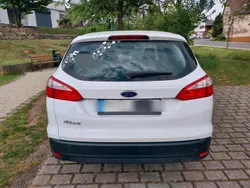 Weiß Gebraucht 2011 Ford Focus Limousine | 1.600 € (Fairer Preis)