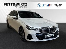 Mineralweiß metallic Gebraucht 2024 BMW 520 M Sport Limousine | 51.500 € (Guter Preis)
