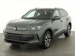 Cipressino grün metallic Neu 2025 VW Tiguan Life SUV | 47.445 € (Superpreis)