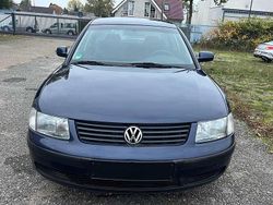 Blau Gebraucht 1999 VW Passat Limousine | 2.500 € (Etwas zu teuer)