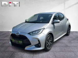 Silver metallic Gebraucht 2023 Toyota Yaris Hybrid Team Limousine | 19.350 € (Guter Preis)