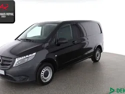 Schwarz (metallic) Gebraucht 2022 Mercedes Vito Van / Kleinbus | 32.480 € (Guter Preis)