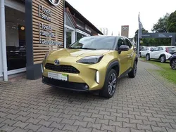 Warm gold metallic, dach schwarz Gebraucht 2021 Toyota Yaris Hybrid Elegant | 23.500 € (Fairer Preis)