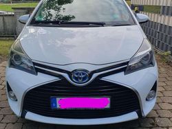 Weiß Gebraucht 2014 Toyota Yaris Hybrid Design Limousine | 9.999 € (Fairer Preis)