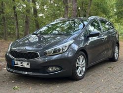 Grau Gebraucht 2015 Kia Ceed Kleinwagen | 4.250 € (Fairer Preis)