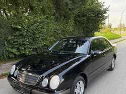 Schwarz Gebraucht 1999 Mercedes E200 Classic Limousine | 13.700 €