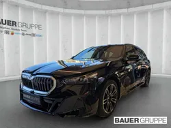 Black sapphire metallic Gebraucht 2025 BMW 520 M Sport Kombi | 57.930 € (Guter Preis)