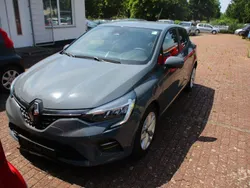 Grau Gebraucht 2021 Renault Clio V Experience Limousine | 10.900 € (Fairer Preis)