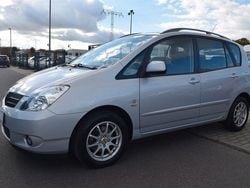 Silber Gebraucht 2004 Toyota Corolla Verso Van / Kleinbus | 4.399 € (Fairer Preis)