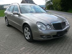 Cubanitsilber metallic Gebraucht 2009 Mercedes E220 Kombi | 3.890 €