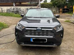 Grau Gebraucht 2024 Toyota RAV4 Hybrid Team SUV | 38.900 € (Guter Preis)