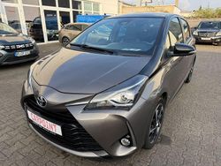 Grau Gebraucht 2019 Toyota Yaris Style Limousine | 13.650 € (Fairer Preis)