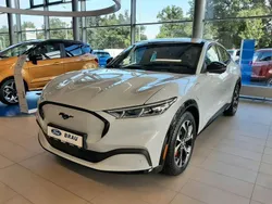 Weiß metallic Gebraucht 2022 Ford Mustang Mach-E SUV | 33.990 € (Teuer)