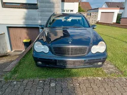 Schwarz Gebraucht 2002 Mercedes C180 Kombi | 900 € (Fairer Preis)