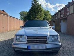 Silber Gebraucht 1994 Mercedes 220 Limousine | 12.100 €