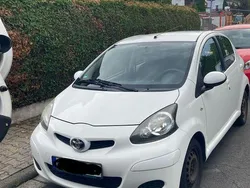 Weiß Gebraucht 2011 Toyota Aygo Kleinwagen | 2.200 € (Fairer Preis)