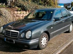 Grau Gebraucht 1996 Mercedes E230 Elegance Limousine | 5.000 € (Teuer)