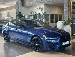 Blau bluefire blue (metallic) Gebraucht 2022 Jaguar XE R-Dynamic Limousine | 33.500 € (Teuer)