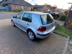 Grau Gebraucht 2001 VW Golf IV Kleinwagen | 740 € (Guter Preis)