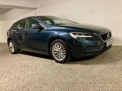 Blau Gebraucht 2018 Volvo V40 Momentum Limousine | 13.990 € (Fairer Preis)