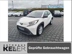 Schneeweiß Gebraucht 2022 Toyota Aygo X-play Kleinwagen | 11.990 €