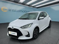 Weiß Gebraucht 2022 Toyota Yaris Hybrid Team Kleinwagen | 21.099 € (Fairer Preis)