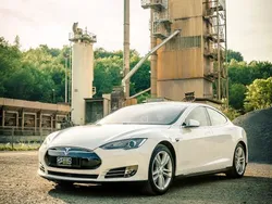 Pearl white multicoat Gebraucht 2015 Tesla Model S Limousine | 29.000 € (Etwas zu teuer)