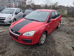 Rot Gebraucht 2005 Ford Focus Ambiente Limousine | 899 € (Guter Preis)