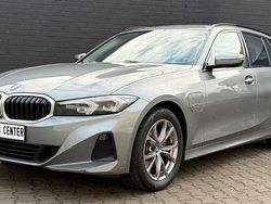 Grau Gebraucht 2022 BMW 330e Sport Line Kombi | 24.600 €