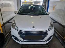 Weiß Gebraucht 2017 Peugeot 208 Kleinwagen | 3.950 € (Guter Preis)