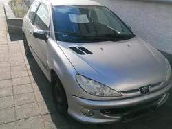 Silber Gebraucht 2005 Peugeot 206 Kleinwagen | 700 €