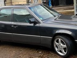 Schwarz Gebraucht 1990 Mercedes E420 Limousine | 23.500 €