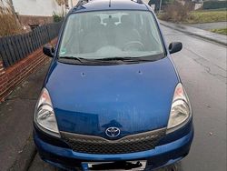 Blau Gebraucht 2000 Toyota Yaris Kombi | 3.000 € (Etwas zu teuer)