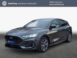 Grau Neu 2025 Ford Focus ST-Line Limousine | 30.701 € (Fairer Preis)