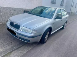 Silber Gebraucht 2002 Skoda Octavia Classic Limousine | 700 €