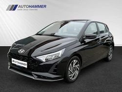 Phantom black / min Gebraucht 2025 Hyundai i20 Trend Limousine | 20.740 € (Fairer Preis)