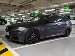 Grau Gebraucht 2025 BMW 335 M Sport Kombi | 13.600 €