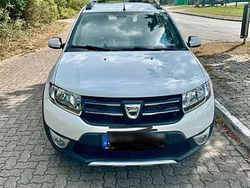 Weiß Gebraucht 2015 Dacia Sandero Stepway Kleinwagen | 5.999 €