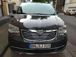 Grau Gebraucht 2011 Lancia Voyager Gold Van / Kleinbus | 6.950 € (Guter Preis)