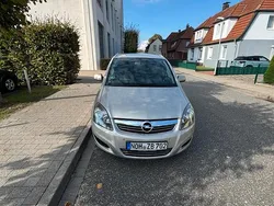 Grau Gebraucht 2010 Opel Zafira Van / Kleinbus | 3.850 € (Teuer)