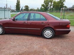 Rot Gebraucht 1999 Mercedes E240 Elegance Limousine | 3.950 € (Fairer Preis)