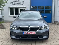 Grau Gebraucht 2020 BMW 330e Sport Line Kombi | 23.999 € (Fairer Preis)