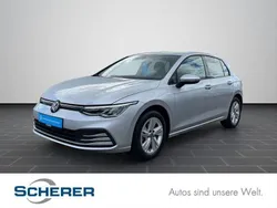 Reflexsilber metallic (metallic) Gebraucht 2024 VW Golf VIII Life Limousine | 26.300 € (Fairer Preis)