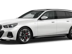 Weiß Gebraucht 2024 BMW 540 Comfort Edition Kombi | 68.489 €