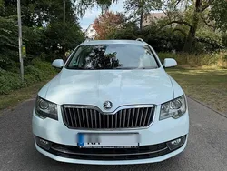 Weiß Gebraucht 2015 Skoda Superb Kombi | 12.500 € (Fairer Preis)