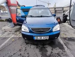 Blau Gebraucht 2006 Kia Carens 2 Van / Kleinbus | 2.400 €